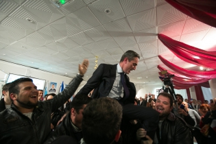  Les membres du Front national fête la victoire de la liste de Stéphane Ravier dans le 7 e secteur de Marseille.
Le candidat est porté par les militants d'Action Francaise