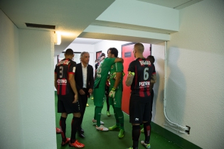  Le président du club, Jean-Pierre Rivière passe au milieu des joueurs dans le couloir avant le match